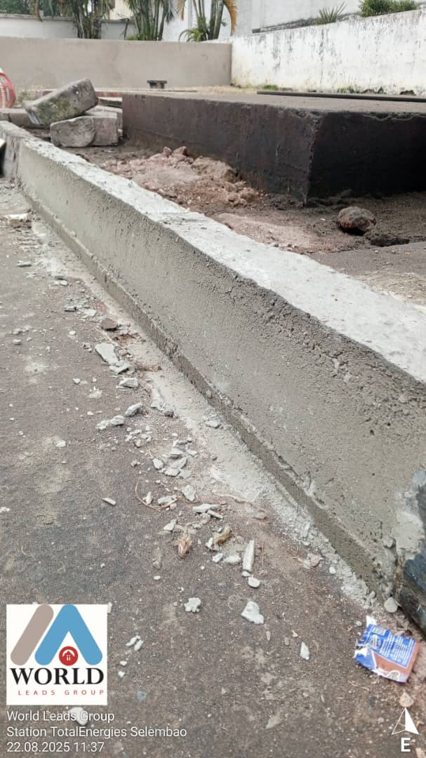 Après les travaux - Station-service Selembao: Démolition des murets et bordures endommagés et construction des murets et pose des bordures